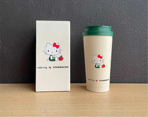 كوب Starbucks بتصميم Hello Kitty مع غطاء وقشة باللون الأخضر.