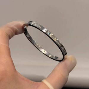 سوار Silver بعبارات محفورة وحجر أزرق أنيق.