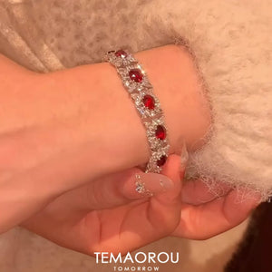 سوار Zircon مرصع بحجر الـ Red Crystal بتصميم فخم.