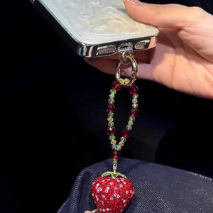 تعليقة هاتف Phone Charm بتصميم فراولة مرصعة بالكريستال.