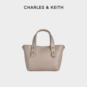 حقيبة يد CHARLES & KEITH أنيقة بتصميم عملي ومرن.