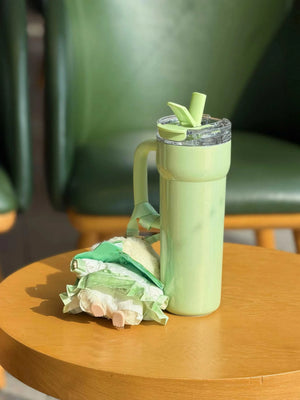 كوب Starbucks Tumbler أخضر مع دمية مميزة.