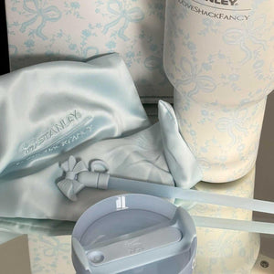 كوب Stanley x LoveShackFancy بتصميم الزهور والفيونكات الأنيق.