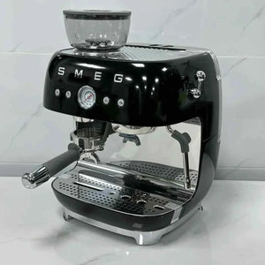 ماكينة اسبريسو SMEG Espresso Machine بمطحنة مدمجة وتصميم كلاسيكي.