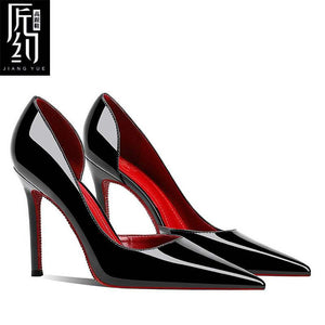 Christiana حذاء نسائي High Heels أسود بلمسة مخملية ونعل كريستالي أحمر.