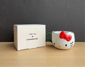 كوب Starbucks بتصميم Hello Kitty مع غطاء وقشة باللون الأخضر.