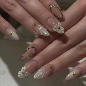 أظافر Nail Art بتصميمات 3D بارزة ولمسات ذهبية أنيقة.