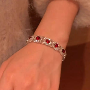 سوار Zircon مرصع بحجر الـ Red Crystal بتصميم فخم.