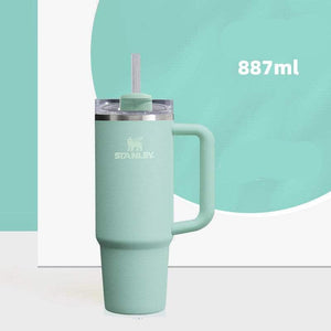 كوب Stanley Quencher الأصلي بحجم 887 مل مع مقبض مريح.