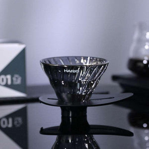قمع ترشيح القهوة Hario V60 زجاجي بتصميم أنيق ومقاوم للحرارة.