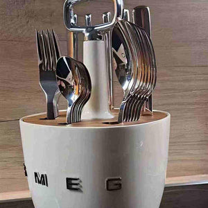 حامل منظم SMEG الأنيق بقاعدة ستانلس ستيل فاخرة.