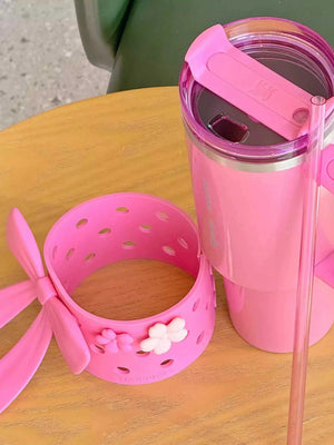 Tumbler Stanley Starbucks وردي مع إكسسوار فيونكة.