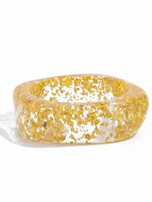 أساور عريضة Chunky بتصاميم Gold Flakes وألوان متنوعة.