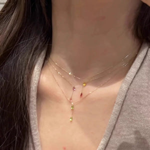قلادة Layered Necklace بتصميم أحجار ملونة متدلية.