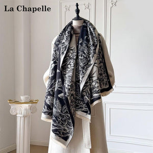 شال شتوي نسائي La Chapelle بنقشة زهور بالأسود والأبيض على مجسم من الأمام