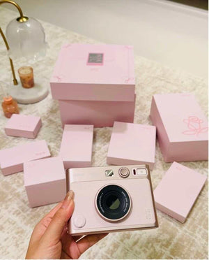 FUJIFILM Mini Evo Pink Limited Edition Gift Box – كاميرا إنستاكس فاخرة بإصدار وردي محدود.