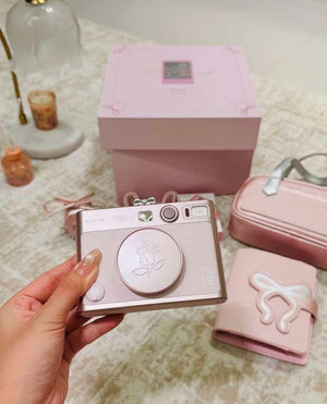FUJIFILM Mini Evo Pink Limited Edition Gift Box – كاميرا إنستاكس فاخرة بإصدار وردي محدود.