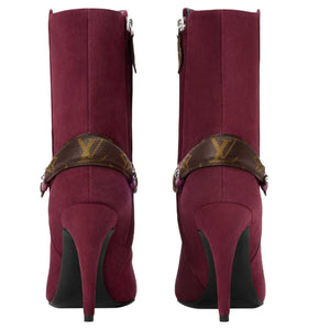Louis Vuitton حذاء Ankle Boots شمواه باللون العنابي بكعب عالٍ.