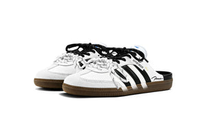 زوج من حذاء يومي مخصص بشعار اديداس بنقشة ظل أسود وأبيض