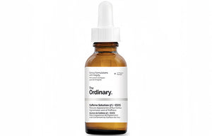 سيروم تحت العين بالكافيين بشعار The Ordinary، عبوة كهرمانية بملصقها من زاوية مائلة