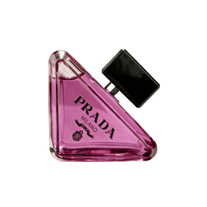 عطر برادا بارادوكس زجاجة وردية بغطاء أسود من زاوية مائلة