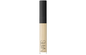 كونسيلر نارس بشعار الماركة من الأمام بدرجة بيج مائلة إلى الأصفر الفاتح