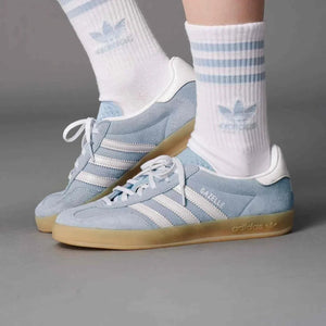 حذاء اديداس جازيل اندور باللون الأزرق الفاتح من زاوية قريبة