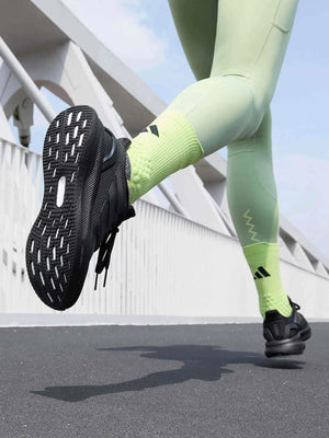 Adidas حذاء جري خفيف ومريح من أديداس.