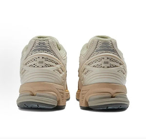 زوج حذاء نيو بالانس 1906R البيج من الخلف