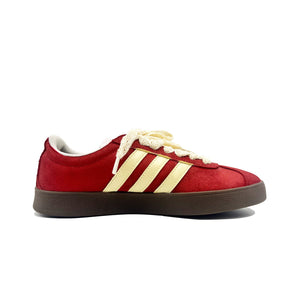 حذاء رياضي منخفض أحمر بخطوط كريمية من الجانب