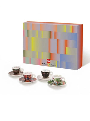 فناجين illy إصدار بينالي فينيسيا 2024، علبة التغليف وأمامها أربعة فناجين بصحونها