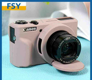 غطاء أحمر وردي مثبت حول جسم كاميرا G7X Mark II مع بروز واقٍ لعدسة التصوير