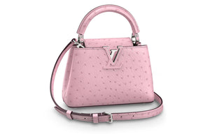 حقيبة Louis Vuitton Capucines جلد نعام فاخرة باللون الوردي.