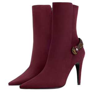 Louis Vuitton حذاء Ankle Boots شمواه باللون العنابي بكعب عالٍ.