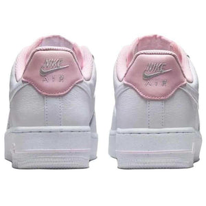 حذاء Nike Air Force 1 أبيض بلمسات وردية ناعمة.