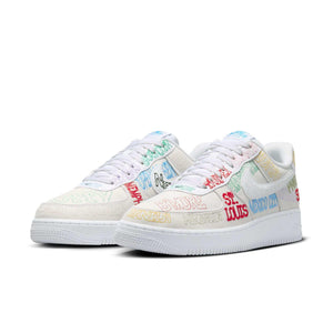 حذاء Nike Air Force 1 Low أبيض بتطريز ملون لمدن العالم.