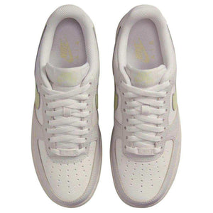 حذاء Nike Air Force 1 رياضي باللون البيج والزيتي.