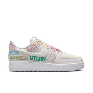 حذاء Nike Air Force 1 Low أبيض بتطريز ملون لمدن العالم.