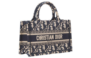 DIOR Mini حقيبة Dior Book Tote بحجم ميني
تطريز نمط ديور أوبليك الأزرق (7,5 x 13 x 21,5 سم).