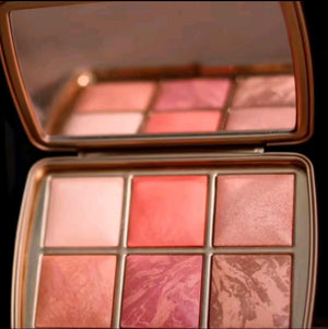 تفاصيل أقراص الإضاءة والبلاشر في باليت Hourglass Divine Light