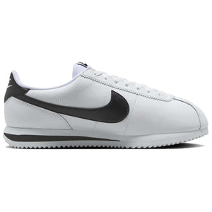 حذاء Nike Cortez كلاسيكي باللونين الأبيض والأسود.