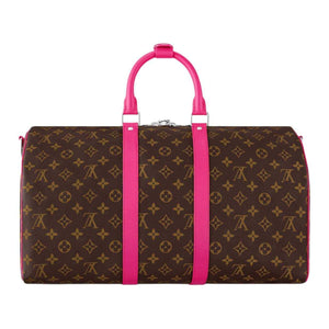 حقيبة سفر Louis Vuitton Keepall بتفاصيل باللون الوردي.