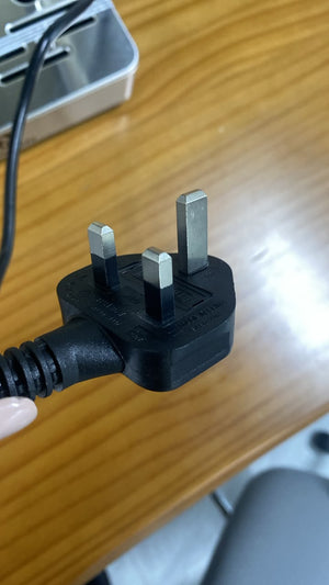 القابس الكهربائي الخاص لـ ماكينة اسبريسو احترافية Careforcafe power plug detail.