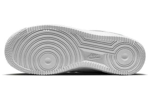 حذاء Nike Air Force 1 أبيض بتفاصيل رمادية وذهبية.