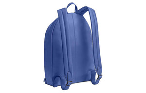 Side angle back view of an original Coach Westway 32 blue leather backpack showing padded adjustable shoulder straps.
عرض زاوي جانبي خلفي لحقيبة ظهر كوتش ويست واي 32 أصلية جلد باللون الأزرق يوضح أحزمة الكتف المبطنة وقابلة للتعديل.