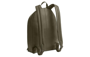 Side angle back view of an original Coach Westway 32 olive green leather backpack showing padded adjustable shoulder straps.
عرض زاوي جانبي خلفي لحقيبة ظهر كوتش ويست واي 32 أصلية جلد باللون الزيتي يوضح أحزمة الكتف المبطنة وقابلة للتعديل.