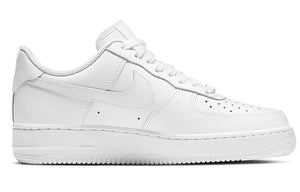 حذاء Nike Air Force 1 Low أبيض بتصميم كلاسيكي مريح.
