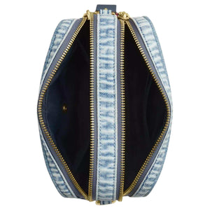 حقيبة Coach Camera Bag من قماش Denim باللون الأزرق.