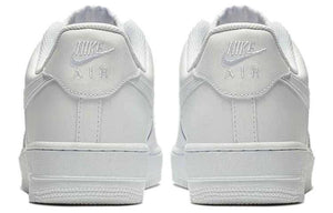 حذاء Nike Air Force 1 أبيض كلاسيكي مريح.