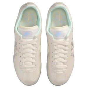 حذاء Nike Cortez أبيض لؤلؤي بتصميم نجوم.